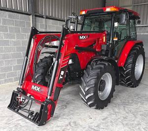 Tracteur agricole utilitaire de haute puissance CASE JXU 105 avec chargeur frontal MX, moteur FPT 110 CV, pompe, pour travaux de terrain intensifs - Product Image 1