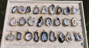 Mejor venta amor tendencia colorido tallado Druzy ágata colgante Top tendencia geoda cristal collar piedra preciosa Natural - Product Image 3