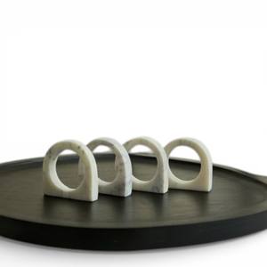 Anneaux de serviette en marbre blanc en forme d'arche avec un profil minimaliste contemporain pour une décoration de table artistique unique - Product Image 1