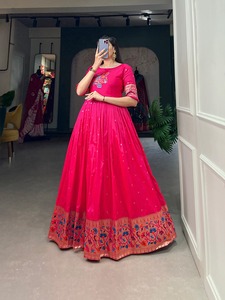 ชุด anarkali ที่ไม่ซ้ำกันเทศกาลที่สร้างขึ้นในผ้าไหมหรูหราด้วยการออกแบบลวดลายสีทองที่สามารถเข้าถึงได้ในราคาที่เหมาะสม - Product Image 2