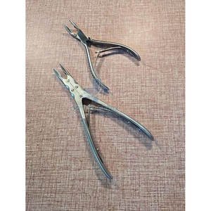 Pinza para cortar huesos Manual de acero satinado para cirugía ortopédica y procedimientos de corte de huesos - Product Image 1