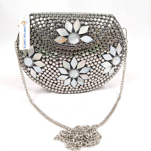 Embrague de mujer elegante atemporal con un giro contemporáneo adornado con acentos brillantes a la venta - Product Image 1