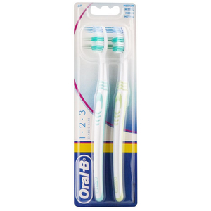 Oral-B Cepillo de dientes eléctrico con 2 cabezales de repuesto y estuche de viaje Cepillo de dientes recargable - Product Image 2