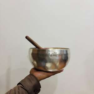 Bol chantant fait main en métal argenté inspiré du bouddhisme himalayen pour la guérison des chakras et la thérapie par le son - Product Image 2