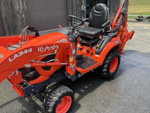 Tracteur agricole compact Kubota BX23S 4x4 avec chargeur frontal et pelle arrière LA340 pour travaux agricoles - Product Image 3