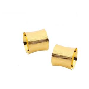 Anneau de serviette en laiton élégant avec finition dorée polie pour des présentations de table modernes et élégantes - Product Image 1