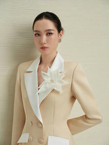 Elegante Conjunto de Blazer y Pantalones de Esmoquin Color Nude y Blanco para Mujer, Algodón Premium, Poliéster, Elastano, OEM, ODM, Hecho en Vietnam - Product Image 4