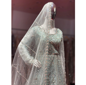 Elegante lehenga con adornos y piedras de jarkan sobre tela de red en tonos claros con gran volumen para fiestas. - Product Image 6