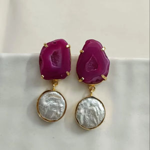 Joyería de latón chapada en oro con piedra roja natural y Perla blanca, diseño elegante, pendiente hecho a mano, accesorio de moda para mujer - Product Image 1
