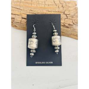Pendientes colgantes Navajo de plata de ley chapada en oro de 18 quilates con perlas de agua de mar, diseño de barril y forma de flor, oro blanco principal - Product Image 1