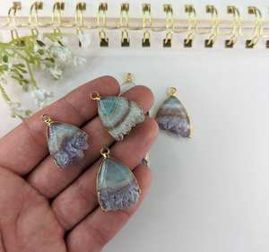 Colgantes de rebanada de amatista en forma de fantasía, colgante de joyería de piedras preciosas únicas chapado en oro de 24K, colgante de regalo de boda - Product Image 2