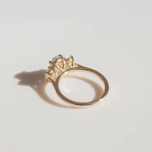 แหวนหมั้นเพชรทรงรี 3 เม็ด น้ำหนัก 3.50 กะรัต ผลิตในห้องปฏิบัติการ ได้รับการรับรองจาก IGI แหวนทริโลจีทรงรี ทำจากทองคำ 14K สีเหลือง - Product Image 4