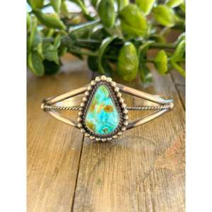 Brazalete de Plata de Ley con Turquesa Kingman Natural de Ojo de Pájaro, Diseño de Dave Skeets - Product Image 1