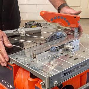 Sierra Eléctrica de Banco/Mesa de 7 Pulgadas para Corte en Seco de Azulejos con Control de Polvo Integrado y Sistema Tru-Cut - Product Image 1