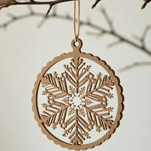 Ornements suspendus de Noël en bois vintage avec détails fabriqués à la main, parfaits pour la décoration traditionnelle d'arbre de vacances - Product Image 1