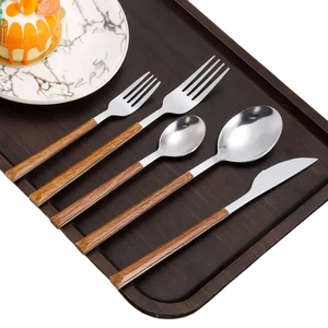 Ensemble de couverts en acier inoxydable avec cuillère, fourchette et couteau avec poignées en bois à usage de table pour les petites fêtes. - Product Image 1