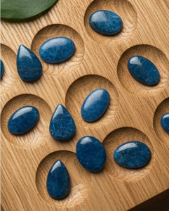 Collection de cabochons en apatite bleue naturelle, comprenant des pierres rondes et ovales artisanales, idéales pour la création de bijoux - Product Image 3