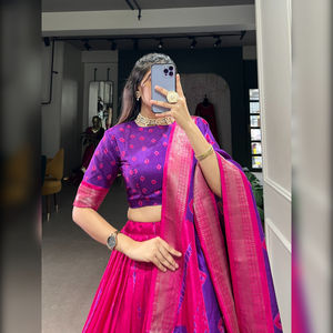 FashionHarbour vente en gros Dola soie Lehenga Choli pour femme Bollywood Style Shibori imprimé Zari bordure tissée pour les fêtes d'hiver - Product Image 1
