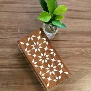 Boîte-cadeau en acrylique gravée personnalisée avec incrustation de nacre faite à la main, idéale pour l'emballage festif de fruits secs et de bonbons au chocolat - Product Image 5