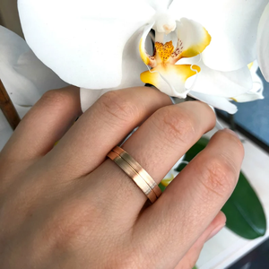 Alliance de mariage brossée mate en or massif avec diamants pour couple - Product Image 4