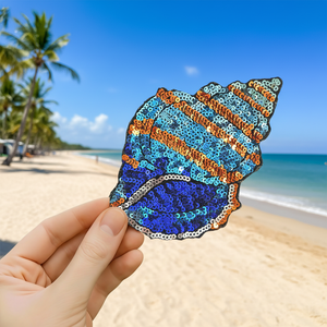 Patch thermocollant en plastique coloré à sequins en forme de coquillage marin pour la décoration de vêtements et de chapeaux - Product Image 1