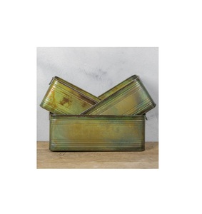 Vase à fleurs en métal décoratif pour la maison avec une finition de designer conçue pour ceux qui apprécient la décoration raffinée et la vie raffinée - Product Image 2