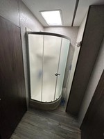 Mini camping-car forestier avec alimentation intégrée et espace de préparation, toilettes portables modernes, évier, miroir et armoire, avec garantie
