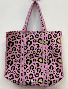 Vente en gros de sacs fourre-tout brodés à motifs floraux pour femmes sacs à bandoulière matelassés pour cadeaux de mariage et de voyage style promotionnel - Product Image 3