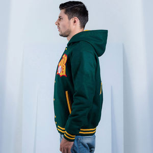Veste universitaire verte pour homme, corps en laine avec capuche, poignets et poches rayés jaunes, logo brodé personnalisé, style baseball - Product Image 4