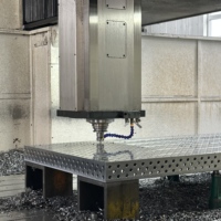 Table de soudage modulaire 3D D16 / D28, acier S355 robuste, usinée CNC, nitrurée, anti-éclaboussures, pour la fabrication
