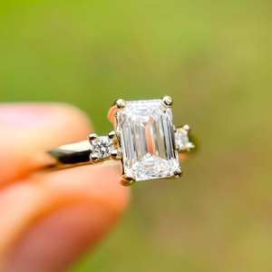 Anillo de compromiso de diamante moissanita de corte esmeralda de 5x7mm | Piedras laterales | Boda nupcial minimalista chapada en oro de 18 quilates de plata esterlina - Product Image 5