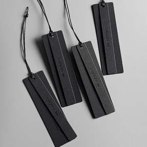 ออกแบบป้ายแขวนเสื้อผ้าหรูหรา แบรนด์สินค้า ออกแบบอุปกรณ์เสริมตามสั่ง กระดาษคราฟท์เคลือบด้าน พิมพ์ UV สีทอง ผลิตตามสั่งโดย Triotake - Product Image 4