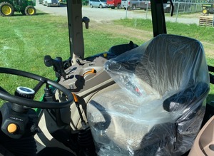 รถแทรกเตอร์มือสอง ยี่ห้อจอห์น เดียร์ รุ่น 5100E ปี 2025 พร้อมขาย รถแทรกเตอร์จอห์น เดียร์ รุ่น 5100E แบบมีห้องโดยสาร -100 แรงม้า เครื่องยนต์ 4 สูบ ยี่ห้อจอห์น เดียร์ คุณภาพ 540M - Product Image 4