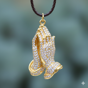 Pendentif Mains en Prière de Haute Qualité avec Diamants Style Hip Hop, Design Argenté Tendance pour Unisexe - Product Image 1