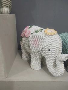 Estatua de Vaca con Textura de Crochet, Estilo Rústico y Moderno, Decoración de Jardín con Corona Floral, Escultura de Resina Hecha a Mano para Patio Exterior - Product Image 2