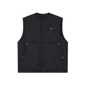 Gilet utilitaire matelassé pour hommes, veste noire légère sans manches avec rembourrage en diamant, patch en simili cuir et nylon froissé - Product Image 6