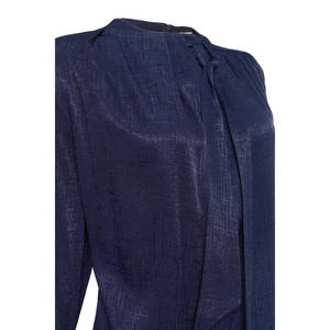 เสื้อคลุมผ้าเครปสีน้ำเงินเข้มสำหรับตอนเย็นพร้อมผูกคอ - Product Image 2