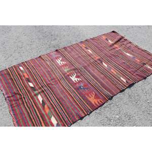 Alfombra Kilim de 4.3x7.8 pies, Alfombra Turca Vintage, Alfombra con Estampado Animal Rojo y Azul - Product Image 1