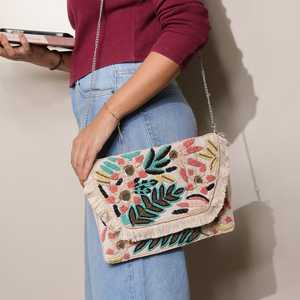 Pochette Boho fabriquée à la main avec glands de perles de coquillages et broderie complexe idéale pour les mariages et les célébrations - Product Image 3