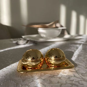 Elegante juego de sal y pimienta de latón dorado con acabado dorado y uso funcional Ideal para necesidades estéticas y culinarias - Product Image 1