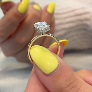 Anillo de Compromiso con Halo Oculto Radiante en Oro Amarillo con Diamante de 4 Puntas Certificado por IGI - Product Image 2