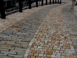 Dalles et plaques de carrelage en granit noir Gwalior Chittor, surface brossée, design brique et bande, moderne, pour terrasse - Product Image 6