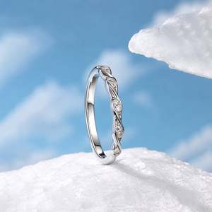 Bague de mariage Jeulia personnalisée, simple, torsadée, pavée, demi-éternité, plaquée or 18 carats - Product Image 4