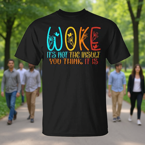T-shirt con citazione di Woke Feminism: 'Non è l'insulto che pensi' IT - Per promozioni - Product Image 3