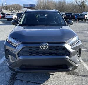 Toyota RAV 4 LE 2019 / Disponible para la venta con bajo kilometraje / Motor de gasolina / Auto usado en buen estado y sin accidentes / Sin problemas / Tracción en las cuatro ruedas - Product Image 1