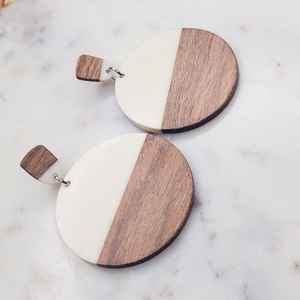 ต่างหูเรซิ่นและไม้สไตล์ศิลปะสำหรับผู้หญิง เครื่องประดับทำมือ ดีไซน์โดดเด่น สีสันสดใส แฟชั่นอินเทรนด์ - Product Image 2