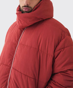 Chaqueta acolchada de invierno informal personalizada de OEM para hombre, cortavientos cálido con capucha y cremallera, logotipo frontal, tela estampada personalizada de estilo callejero - Product Image 4