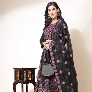 Ensemble Kurta, pantalon et dupatta pour femmes, prêt à porter, couleur noire, brodé, col rond, longueur genou, élégant, magnifique, confortable, en coton - Product Image 1