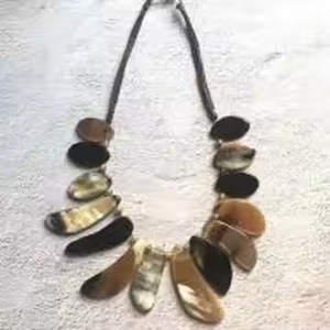 Collier classique en corne de buffle Forme de papillon naturel pour les fêtes et la collection de bijoux par l'artisanat du croissant - Product Image 2