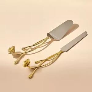 Ensemble de serveur de gâteau en laiton luxueux avec un classique pour les desserts et les événements couteau à gâteau et serveur - Product Image 1